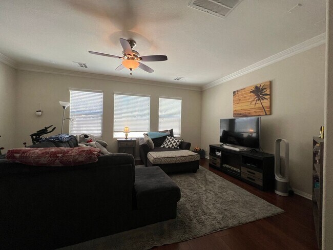 Building Photo - ABSOLUTELY AMAZING! Large 4 bedroom 2 stor...