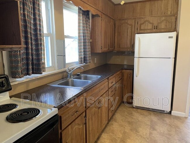 Building Photo - 721 SW Park Ln