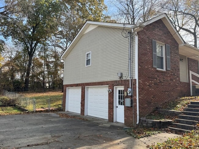 Building Photo - Charming 3 bd/2 ba with Basement!! Home Near Ft Campbell!