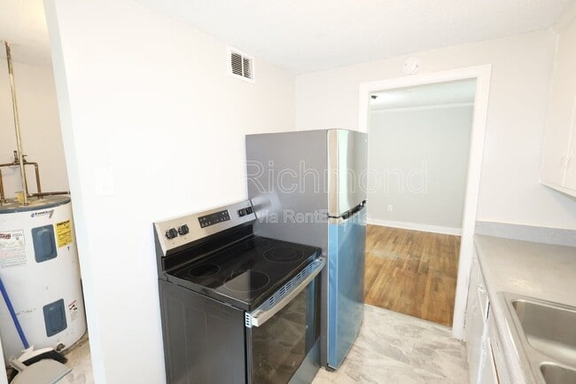 Building Photo - 2405 Bransford Dr