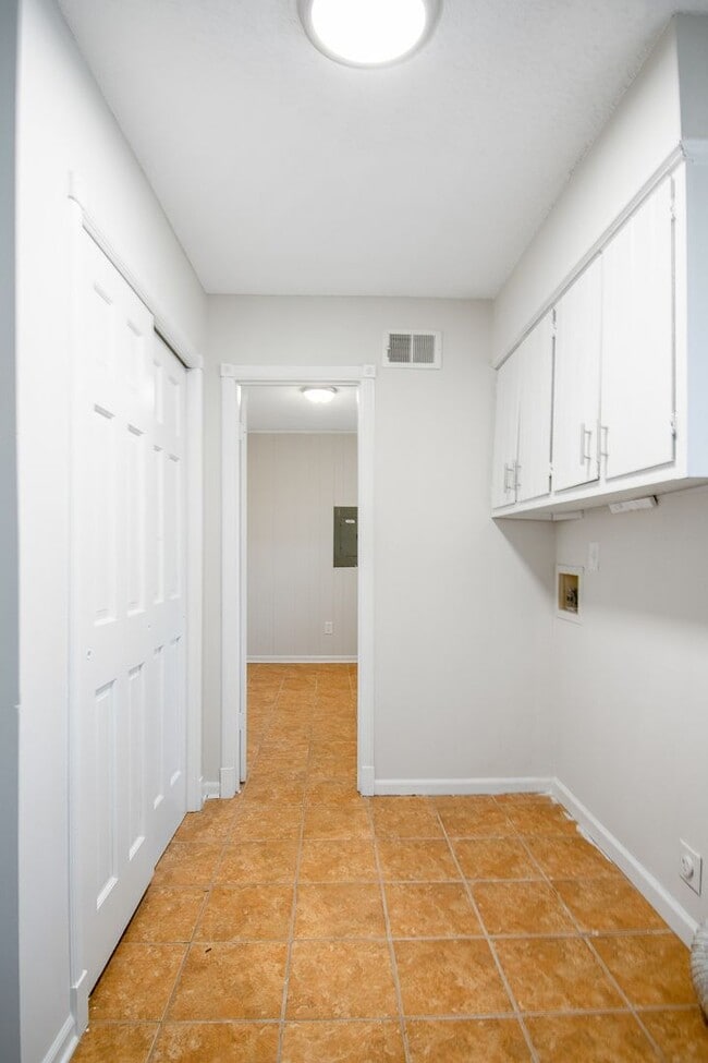 Building Photo - Spacious Renovated Home with Fenced Yard !