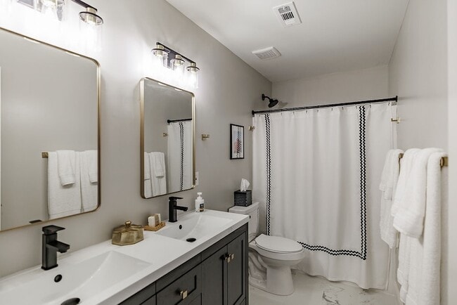 Building Photo - 2165 S Milledge Ave