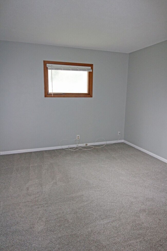 Building Photo - Beautifully updated 'Tonka rental available! 3 beds 2 baths in Royal Hills!