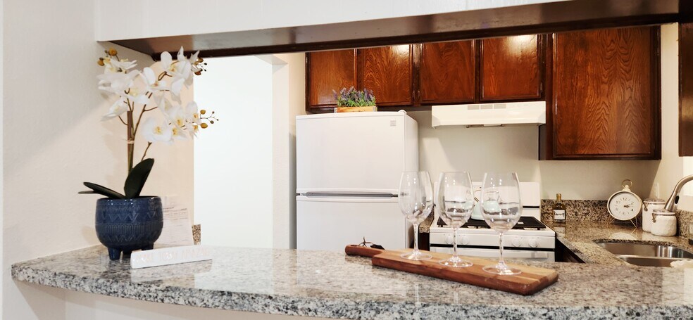 Building Photo - 557 W Stocker St