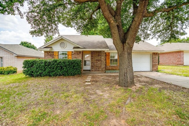 Primary Photo - Cozy 3 Bed, 2 Bath Home Minutes Away from ...