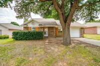 Building Photo - Cozy 3 Bed, 2 Bath Home Minutes Away from ...