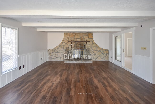 Building Photo - 6123 E 14th St