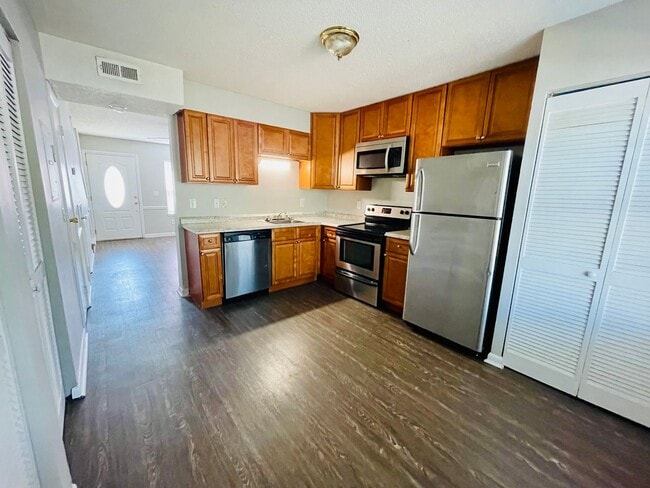 Building Photo - 2bd/1.5ba townhome super close to CCU/CMC/...
