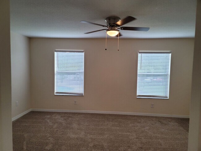 Building Photo - Beautiful Townhome in the Heart of New Tampa!