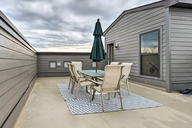 Building Photo - Luxury 3BR/2.5BA Condo w/ Balcony and Rooftop Terrace & Garage – Walk to One Loudoun