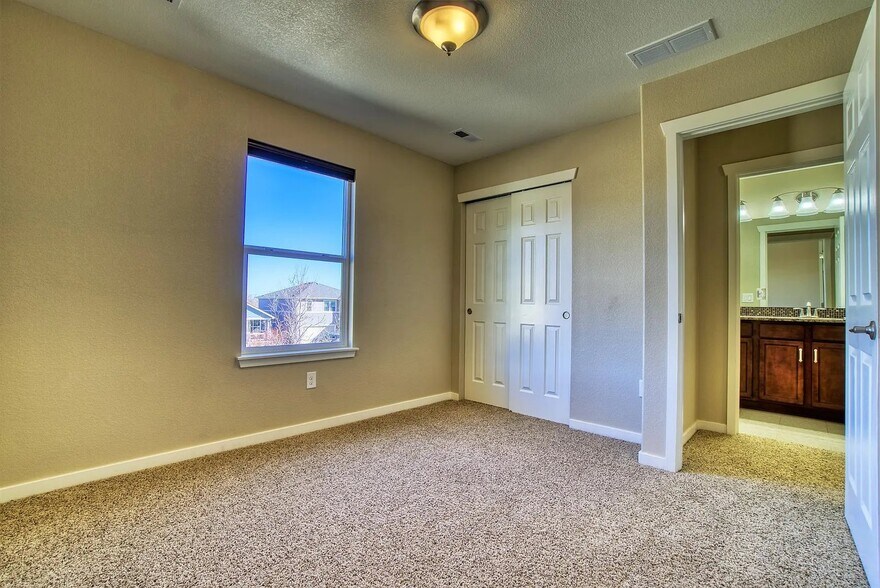 Building Photo - 5796 Dunraven St