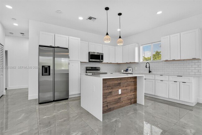 Building Photo - 655 NW 24th Ave