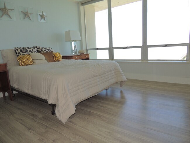 Building Photo - 4302 Ocean Dr