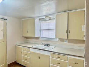 Building Photo - 2.5 miles to Oregon Tech and Sky Lakes, 2b...