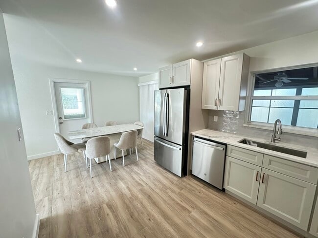 Building Photo - 908 Lighthouse Dr