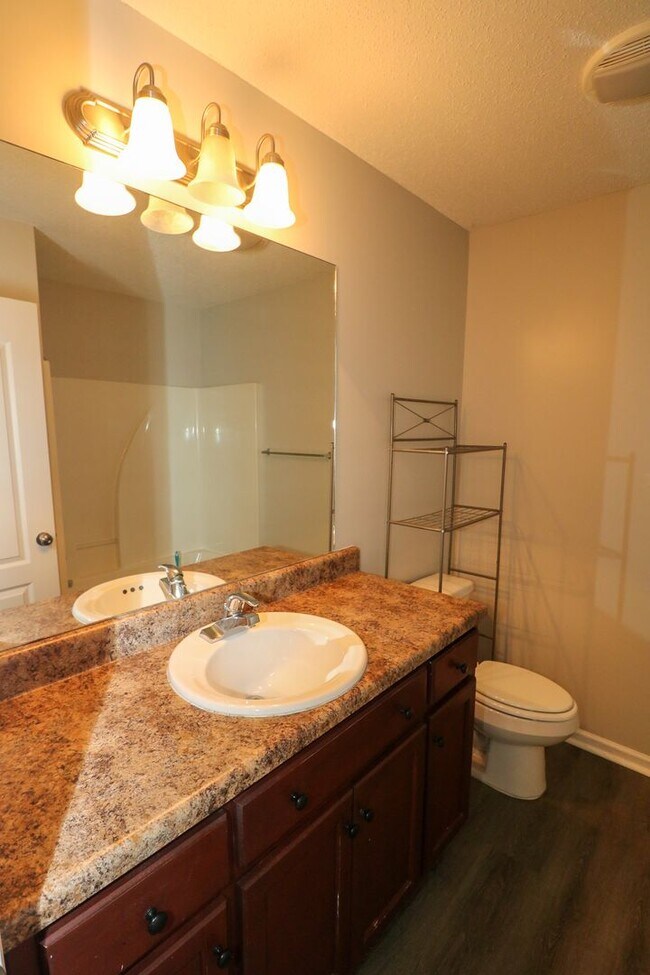 Building Photo - Lincoln Tri-Plex Upstairs Unit