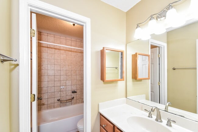 Building Photo - 928 Pheasant Hollow Dr