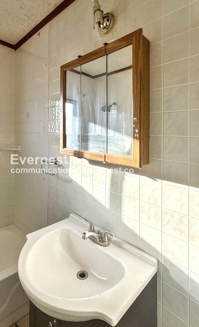 Building Photo - 3 Bed /1 Bath Townhome / Pet-Friendly / Vouchers Accepted / Available Now!