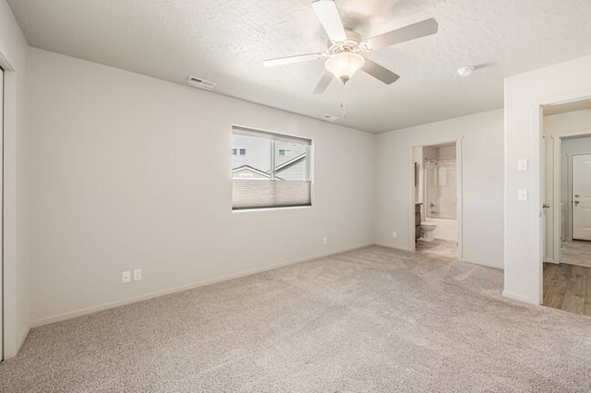 Building Photo - Montrose Rancher 3 bed 2 bath