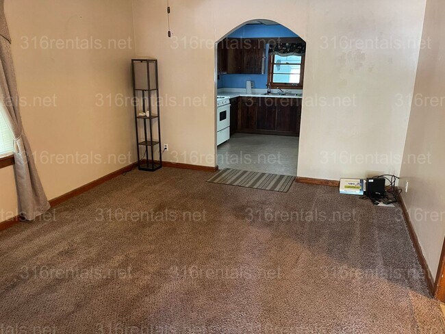 Building Photo - $850 - 2 bed 1 bath - Single Family Home