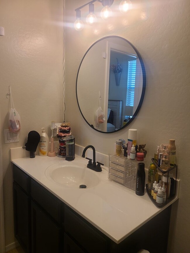 Building Photo - 3 Bedroom, 2 Bath Home Available 08/01/25!!