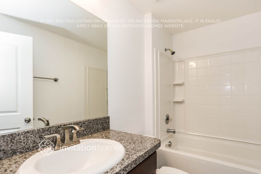 Building Photo - 10667 Lake Montauk Dr