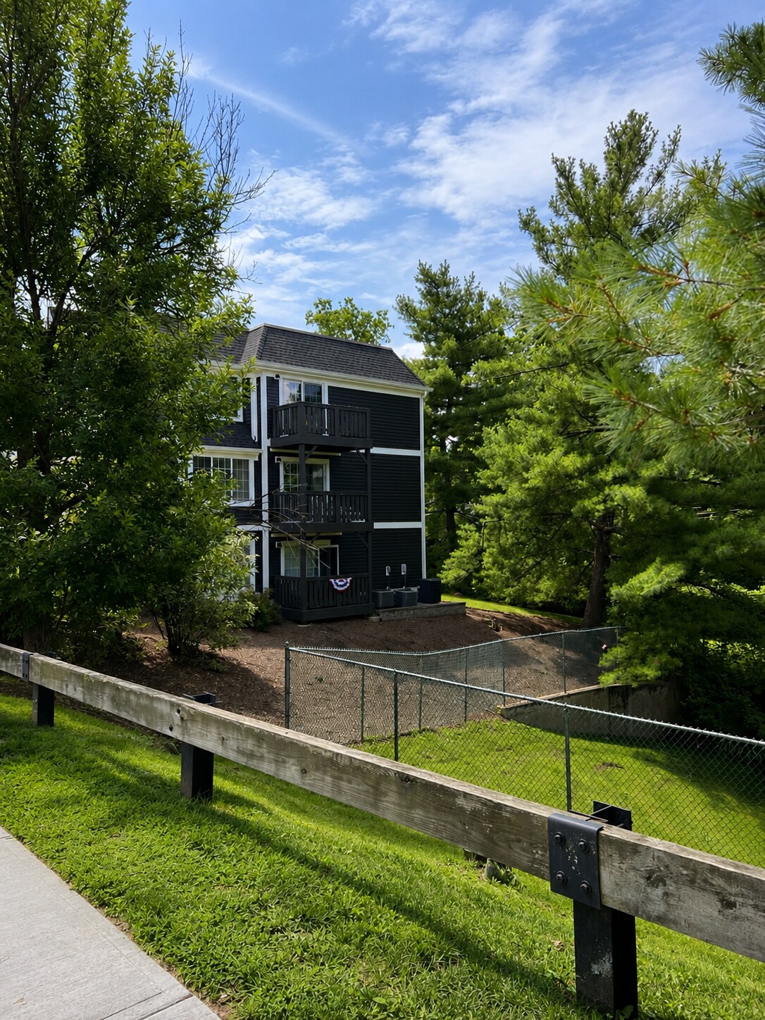 Building Photo - 18 Village Dr