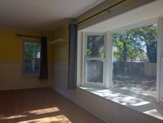 Building Photo - Beautiful 3bd/1.5ba with workshop and large backyard!