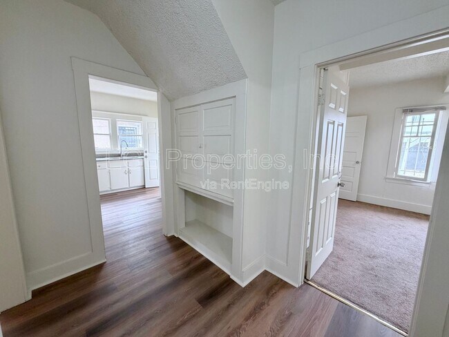 Building Photo - 860 W 56th St