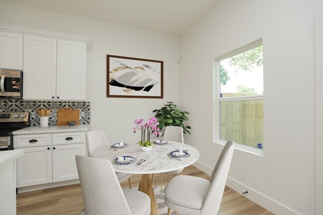 Building Photo - For Lease | 4 Bed, 2.5 Bath | 1,450 Sq Ft |