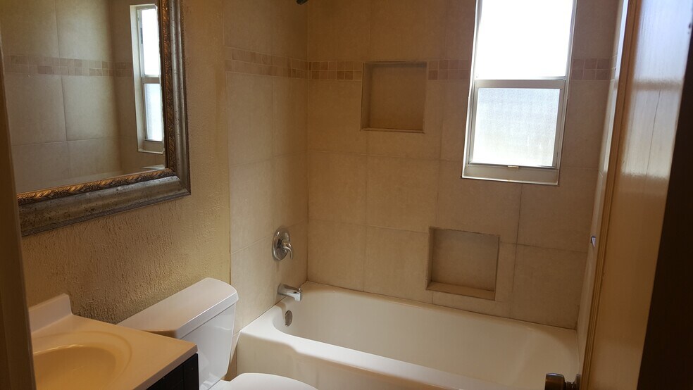 Building Photo - 1231 Longwood St