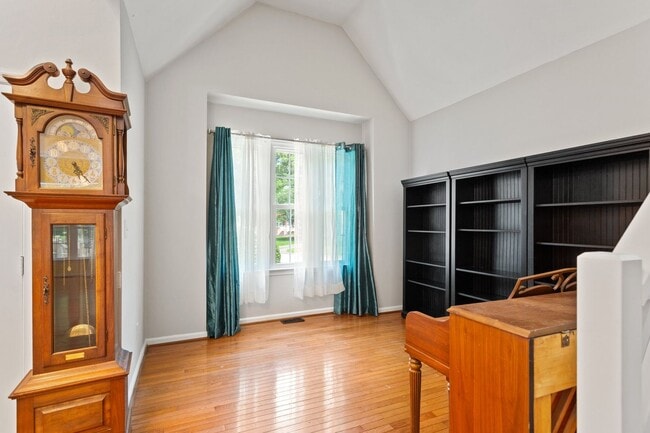 Building Photo - 5BR/3BA with Fresh Paint and New Carpet in...