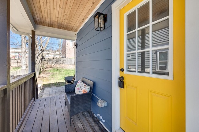 Building Photo - 1007 Dew St