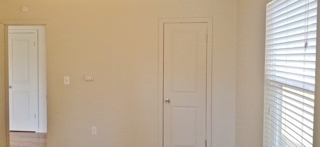 Building Photo - North Seattle/Shoreline 2BD1BA