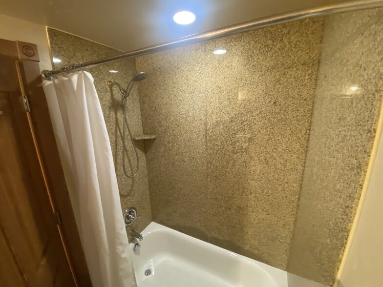 Secondary bathroom includes tub/shower - 840 Bigler Ln