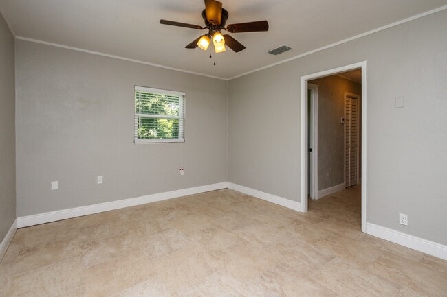 Building Photo - Updated Single Family Guest House!