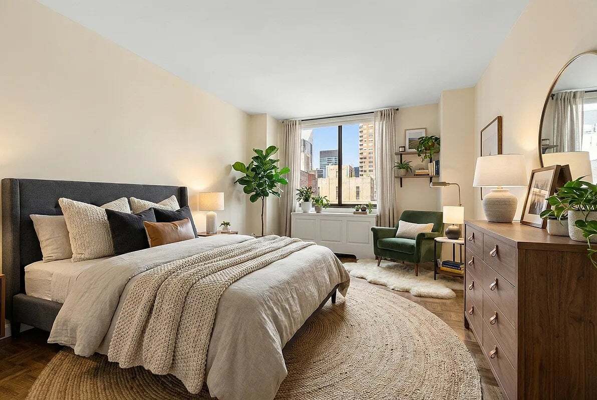 Building Photo - 245 E 44th St