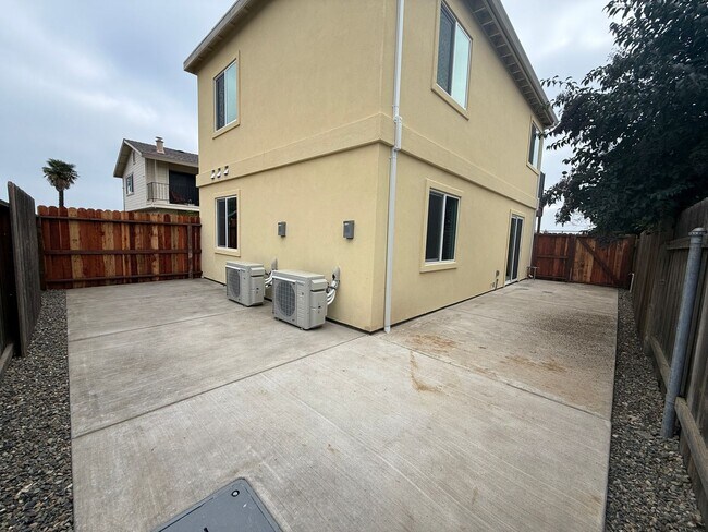 Building Photo - DSI248