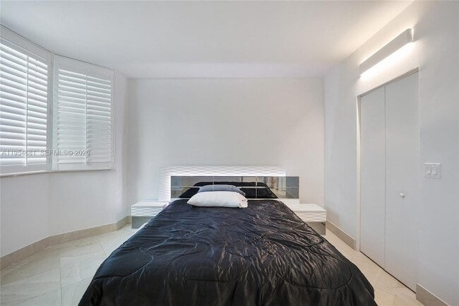 Building Photo - 300 South Pointe Dr