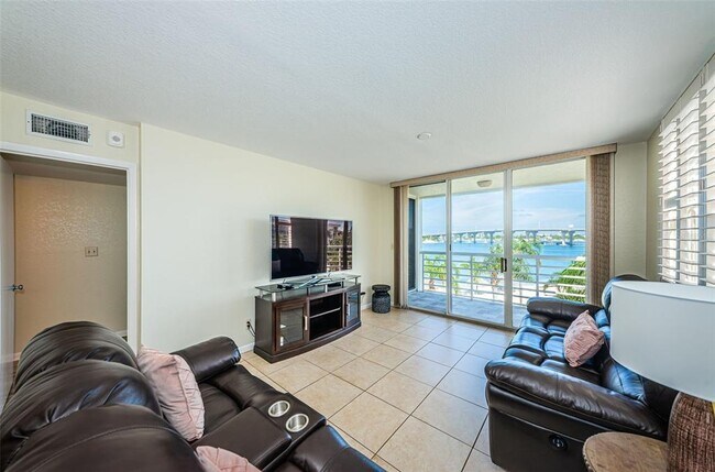 Building Photo - 6081 Bahia Del Mar Cir N