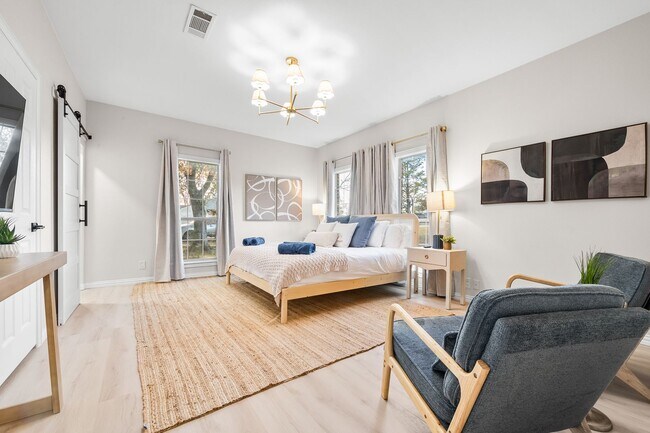 Building Photo - Lakefront Luxury Retreat, 5 Beds, 3 Baths, Quiet Gated Community.