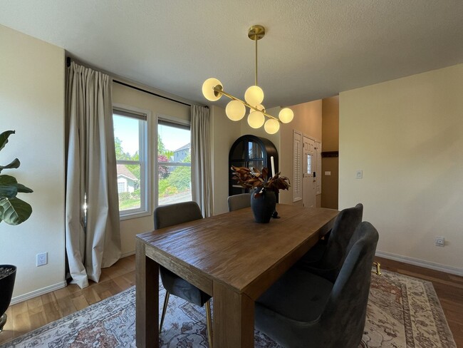 Building Photo - Stunning Bull Mountain Home with Gourmet Kitchen & Luxurious Primary Suite Retreat