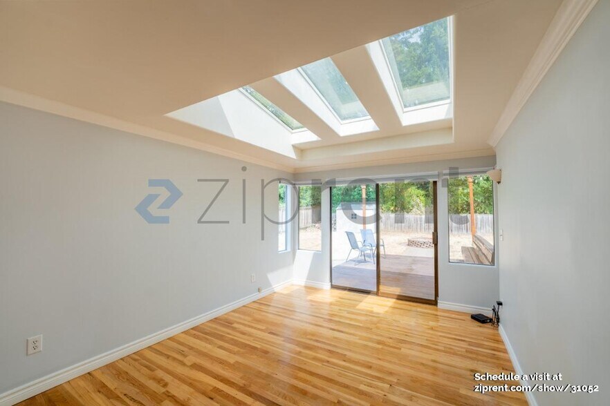 Building Photo - 122 NE 130th St