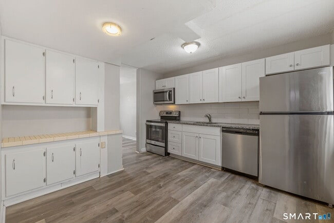 Building Photo - 3 New Hampshire Dr