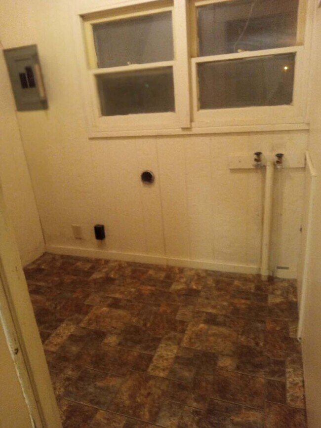 Building Photo - Act Fast - 2 Bedrooms Don't Last Long - Chanute KS