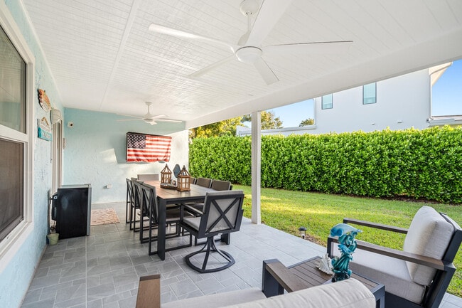 Building Photo - 9165 SE Yacht Club Cir