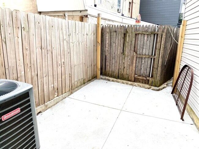 Building Photo - 2425 Frankford Ave