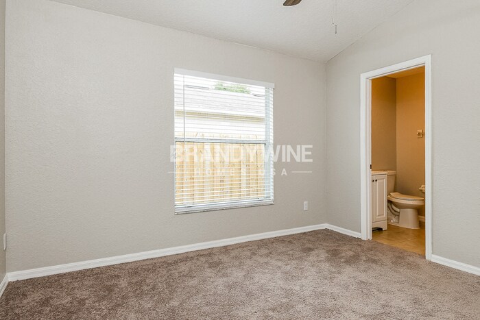 Building Photo - 330 N John St