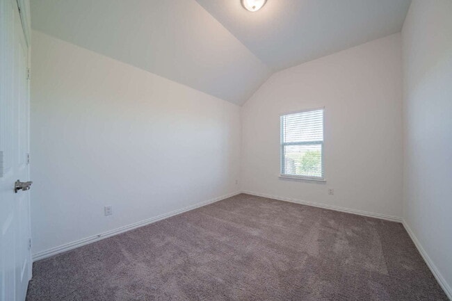 Building Photo - Welcome home to you new 3 bed 2 bath locat...