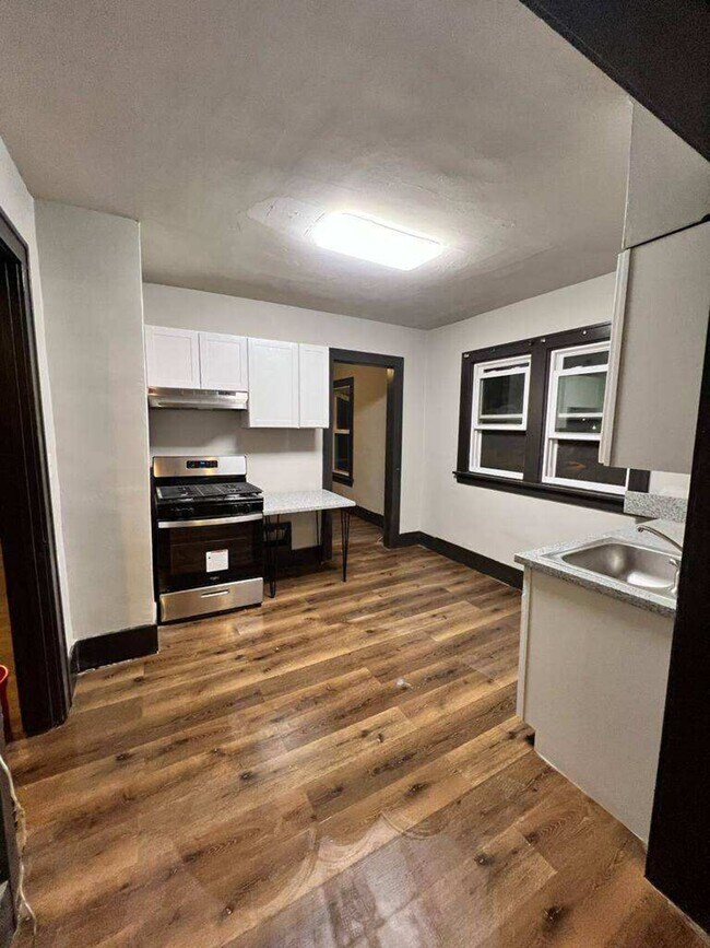 Building Photo - Duplex Long Term